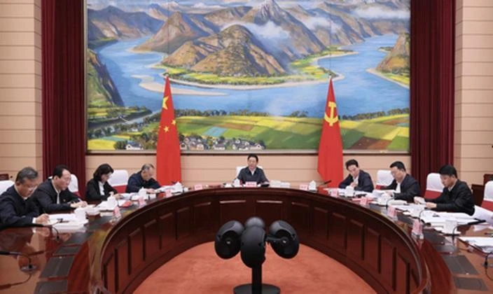 省政府党组会议和理论学习中心组集中学习强调 深入学习好《习近平谈治国理政》第五卷 做到融会贯通把握要义联系实际践之于行