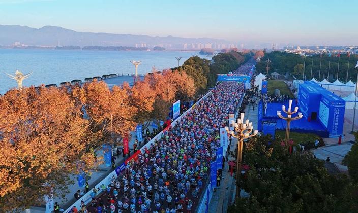 2025上合昆明马拉松鸣枪开跑