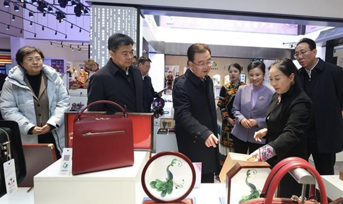 王宁在楚雄州调研时强调 把特色资源转化为优势产品 夯实群众增收致富的产业底子