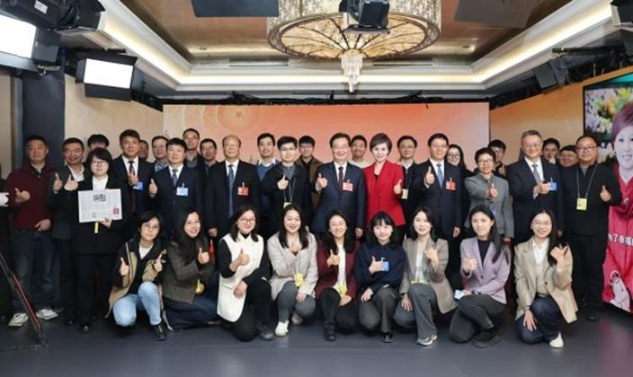 王宁王予波看望采访报道全国两会的新闻工作者