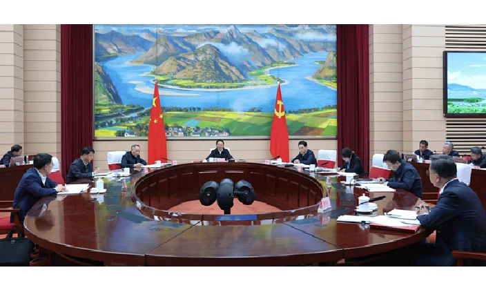 省政府党组理论学习中心组开展集中学习研讨 扎实践行“为人民出政绩以实干出政绩”政治要求 王予波主持并讲话