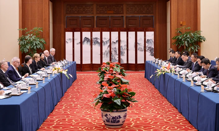 王予波与亚投行行长邹加怡举行工作会谈